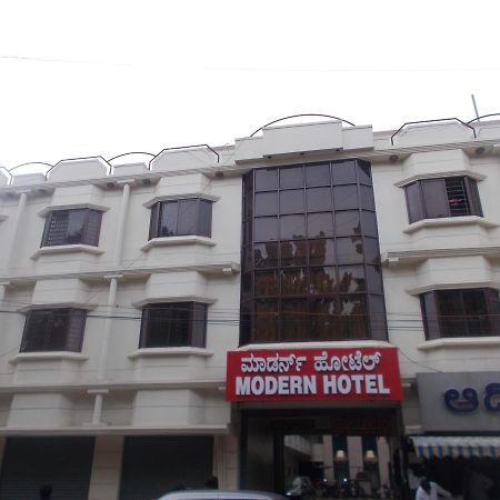 Modern Hotel Bangalore Buitenkant foto