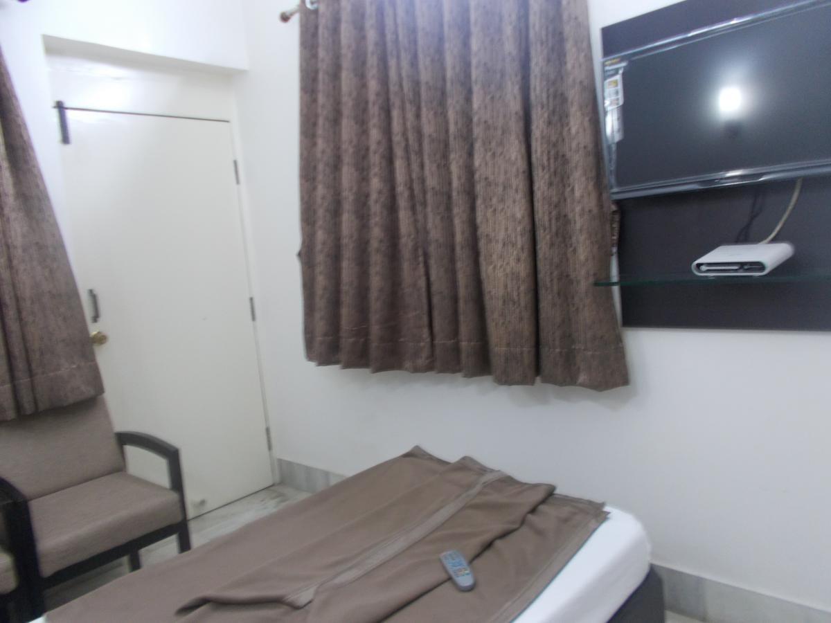 Modern Hotel Bangalore Buitenkant foto