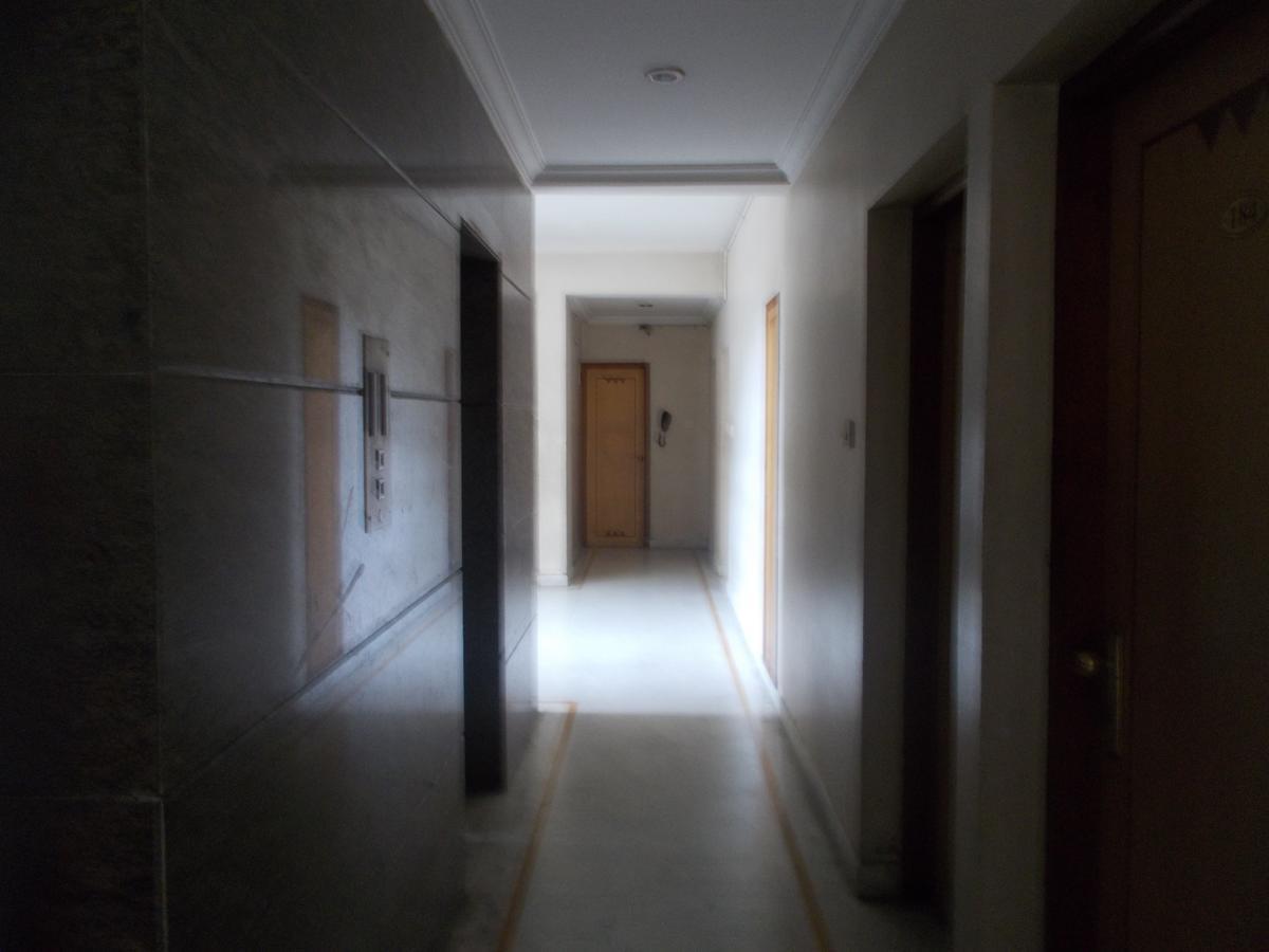 Modern Hotel Bangalore Buitenkant foto