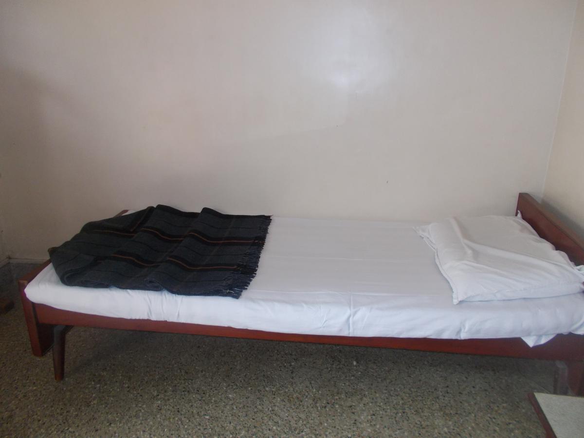 Modern Hotel Bangalore Buitenkant foto