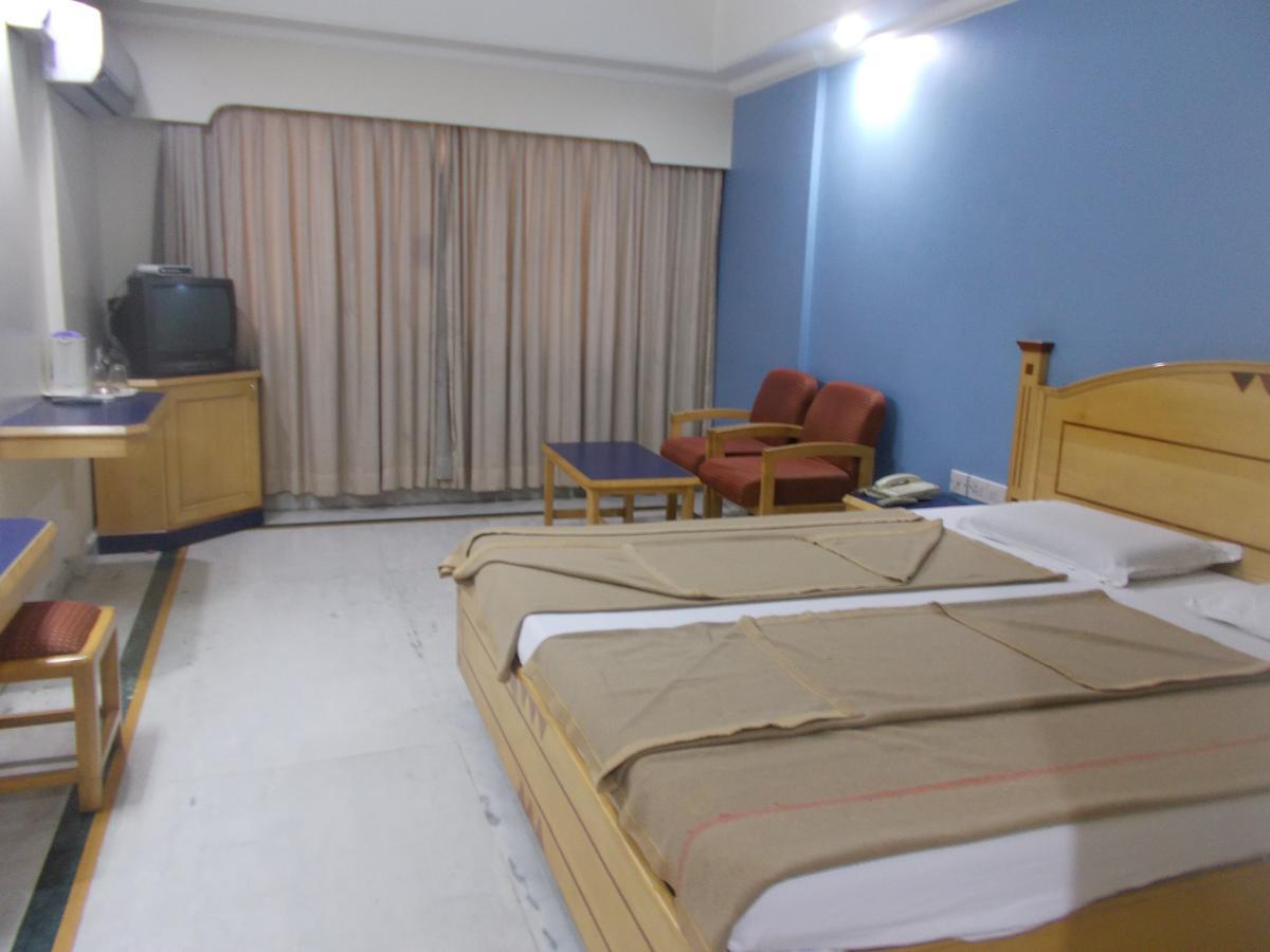 Modern Hotel Bangalore Buitenkant foto