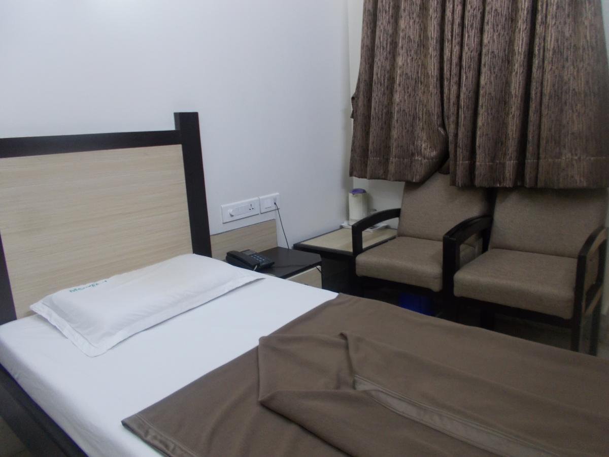 Modern Hotel Bangalore Buitenkant foto