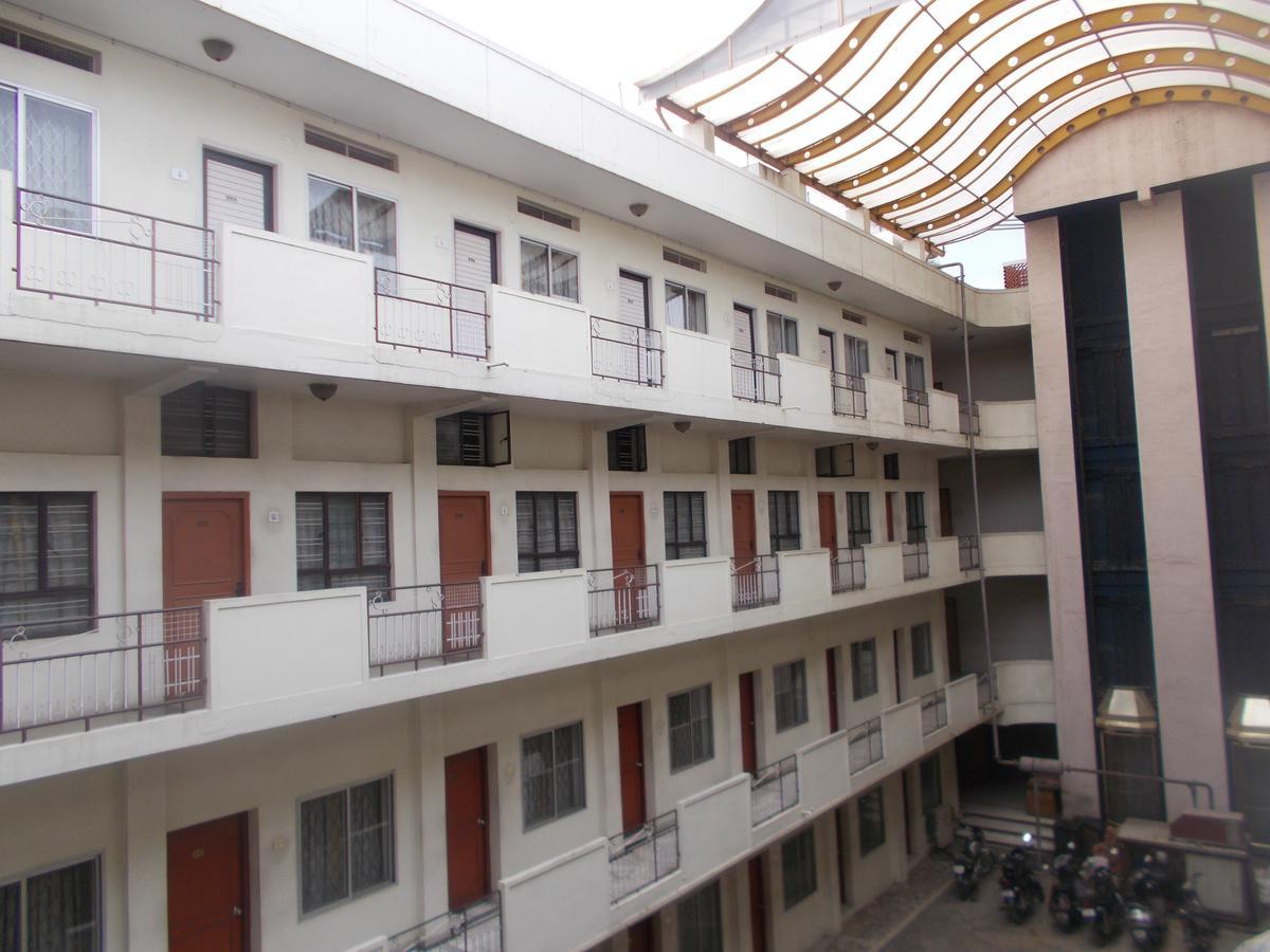 Modern Hotel Bangalore Buitenkant foto