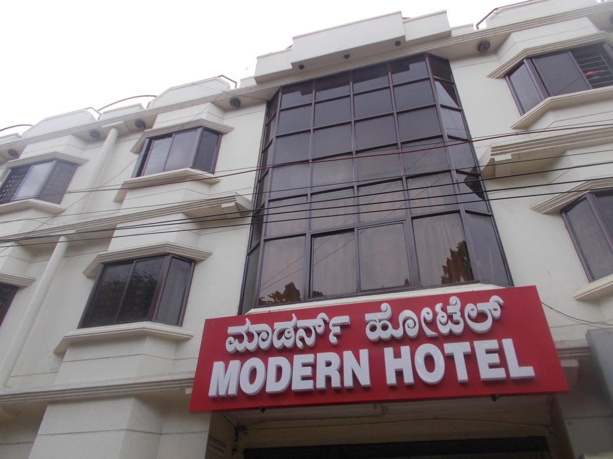 Modern Hotel Bangalore Buitenkant foto
