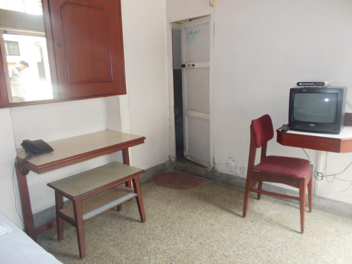 Modern Hotel Bangalore Buitenkant foto