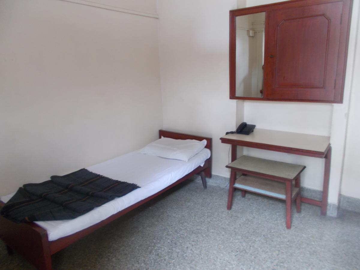 Modern Hotel Bangalore Buitenkant foto