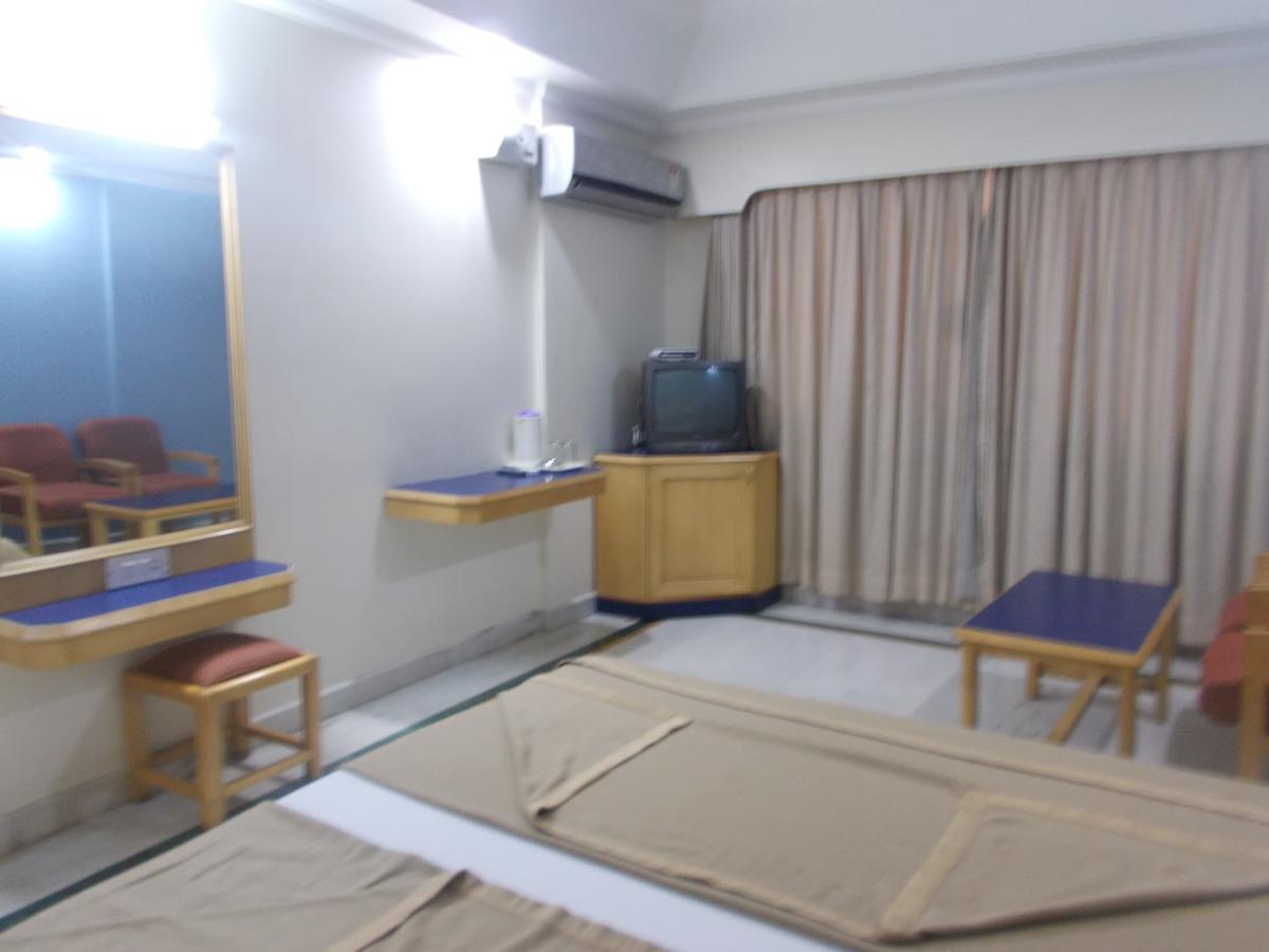 Modern Hotel Bangalore Buitenkant foto