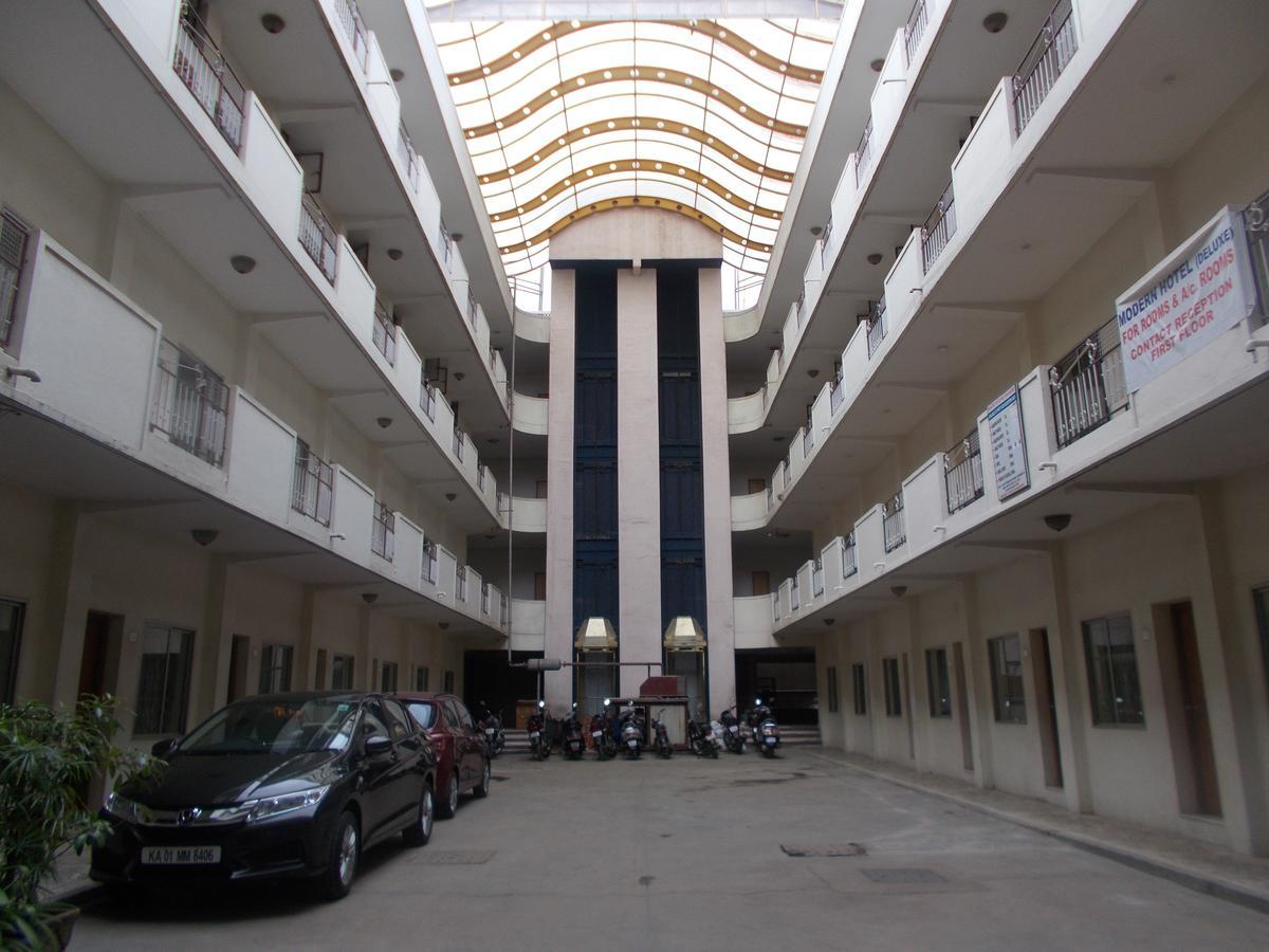 Modern Hotel Bangalore Buitenkant foto