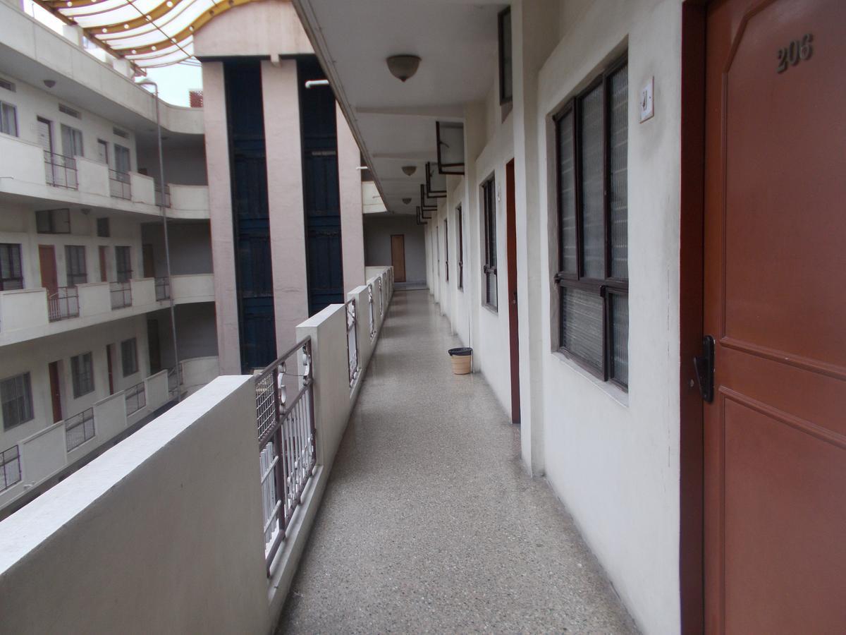 Modern Hotel Bangalore Buitenkant foto