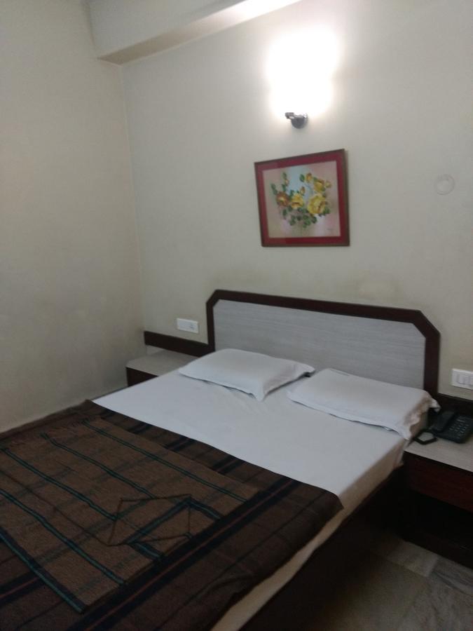 Modern Hotel Bangalore Buitenkant foto
